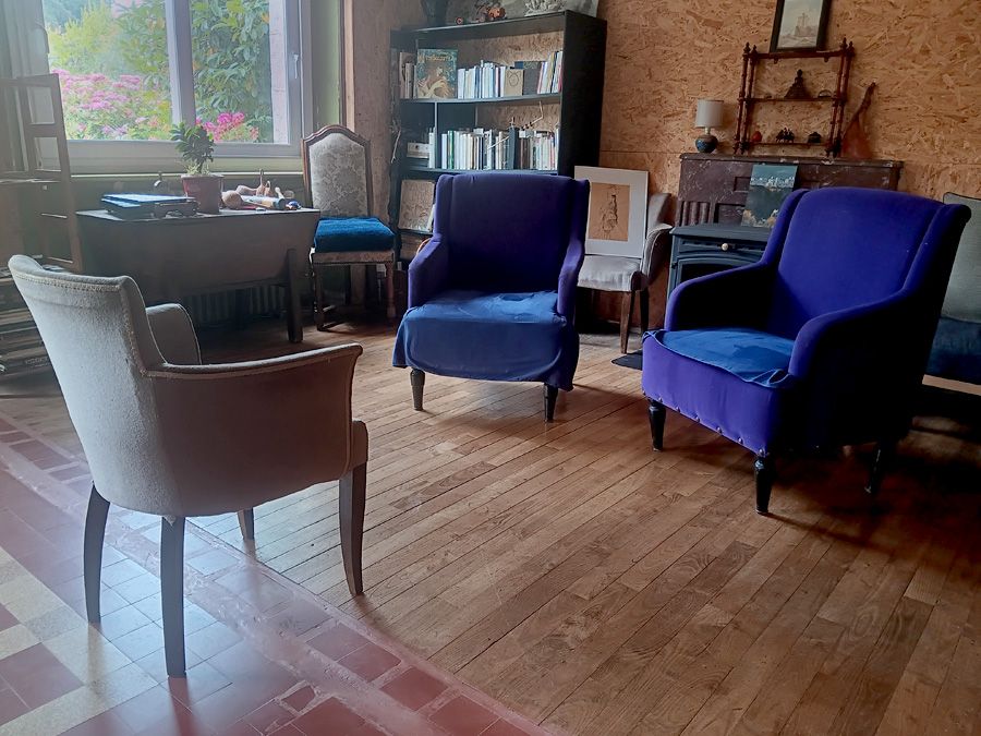 Espace de médiation avec trois fauteuils dans un cadre calme et lumineux