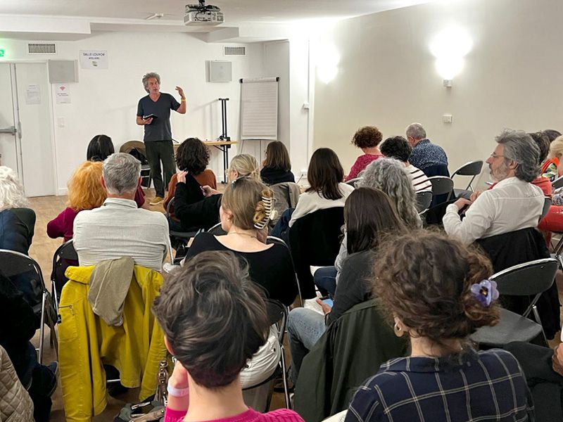Stéphane Androuin anime un atelier devant un groupe de participants