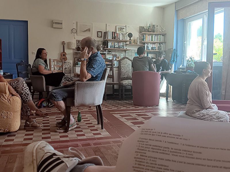 Participants en binômes lors d’un atelier de découverte de la Communication NonViolente