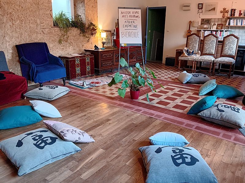 Salle aménagée pour un atelier d’écoute empathique et de Communication NonViolente